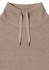 Beige ribbattu paita, jossa on korkea kaulus, varustettu nyöreillä metallisine päineen ja teksturoidusta kankaasta.