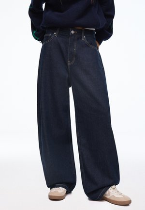 Bershka, WITH BACK BUCKLE - BARREL JEANS - Wide Leg - royal blue