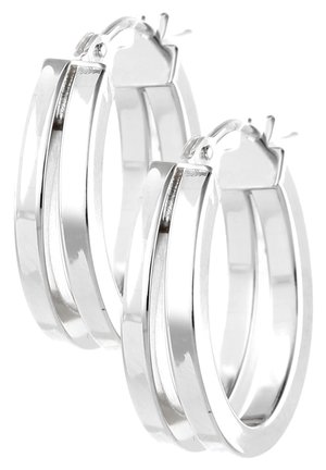 Boucles d'oreilles en argent avec une finition polie, présentant deux anneaux imbriqués. Forme courbée et mécanisme de clip sécurisé pour un port confortable.