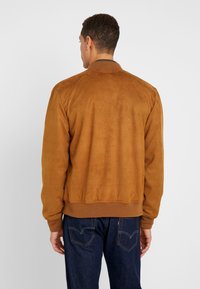 INDICODE JEANS Imiteret læderjakke - camel