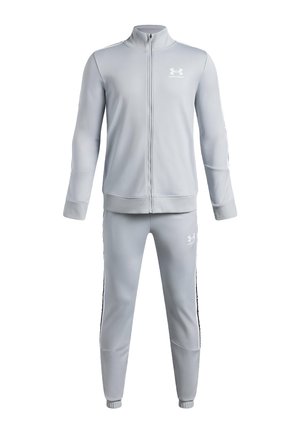 Lichtgrijs sportjasje met rits en bijpassende broek met witte Under Armour-logo's op borst en dij.
