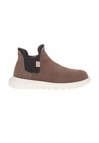 Scarpa slip-on in suede marrone con pannelli elastici neri ai lati e suola in gomma bianca, caratterizzata da dettagli testurizzati attorno al colletto e al tallone.
