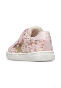 Sneaker in tessuto rosa con un'accattivante stella dorata, motivo testurizzato, cinturino in Velcro e suola in gomma bianca. Fodera in tessuto morbido e colletto imbottito.