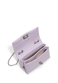 Clutch bag di colore lilla chiaro realizzata in pelle liscia, con tracolla a catena, dettagli metallici e due comodi scomparti interni.