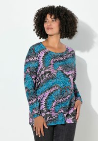 Langärmliges Oberteil in lebhaftem Blau, Lila und schwarzem Muster, mit Rundhalsausschnitt und lockerer Passform. Weiches Material mit unterschiedlichen Texturen.