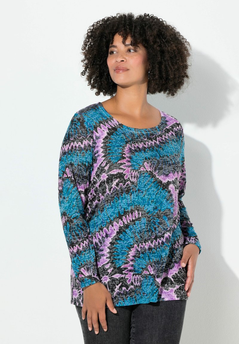 Langärmliges Oberteil in lebhaftem Blau, Lila und schwarzem Muster, mit Rundhalsausschnitt und lockerer Passform. Weiches Material mit unterschiedlichen Texturen.