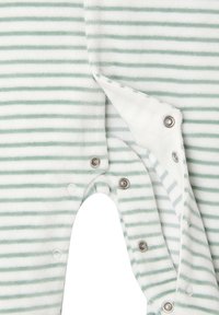 Weiche Babykleidung mit grün-weißen, horizontalen Streifen, ausgestattet mit metallischen Druckknöpfen an der Vorderseite und an den Beinausschnitten für einfaches Ankleiden.