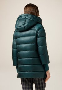 Teal pufferjack met een capuchon, met een gequilte design en een glanzende, gladde textuur. Het heeft driekwart mouwen en een rechte snit.