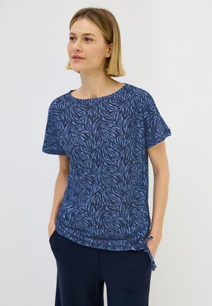 Top corto a maniche corte con motivo blu, presenta un collo rotondo e dettaglio con fiocchi laterali. Ha un design di foglie su uno sfondo blu scuro.