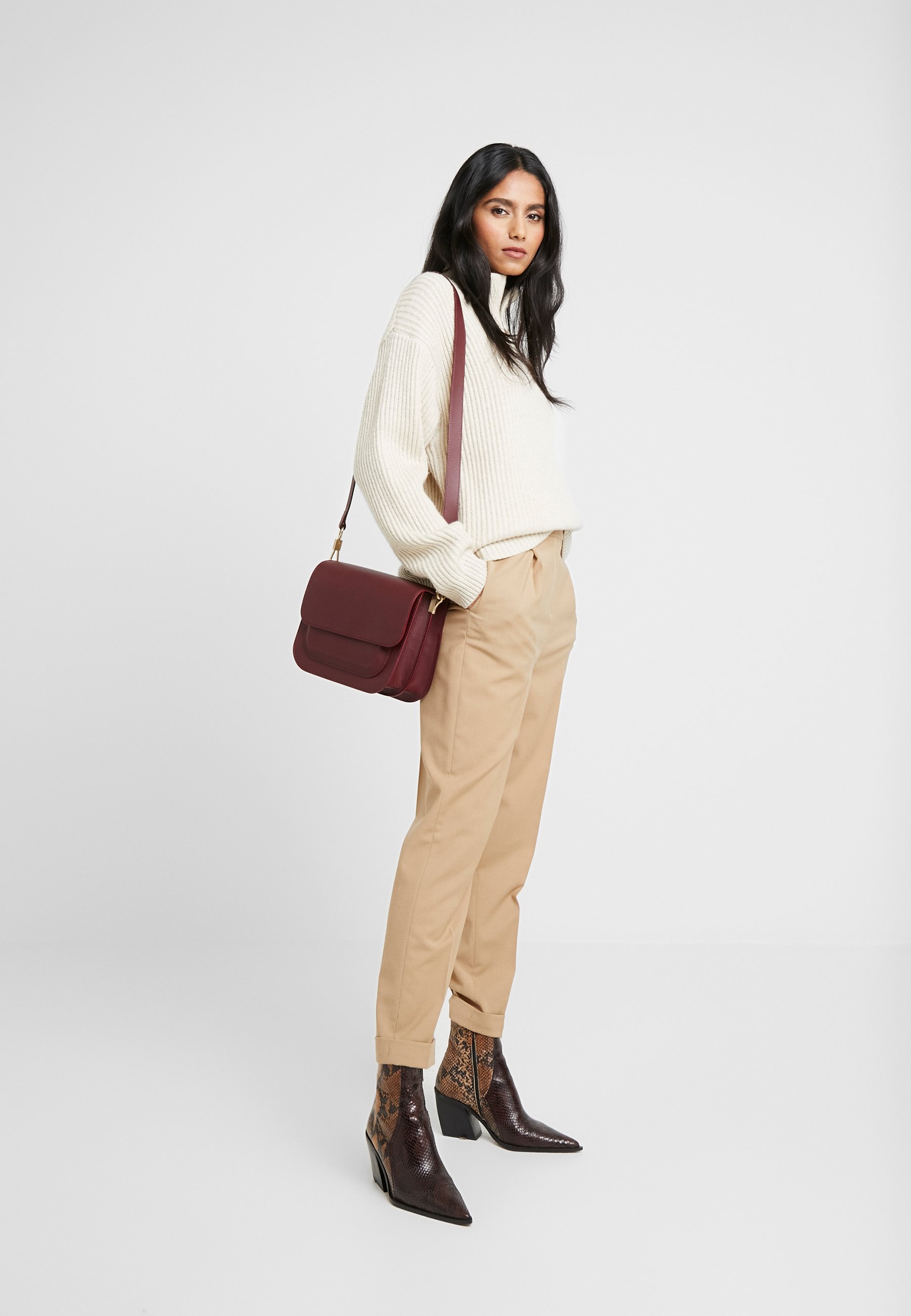 Bree CAMBRIDGE CROSS SHOULDER Skulderveske mauve wine Bree CAMBRIDGE CROSS SHOULDER Skulderveske mauve wine