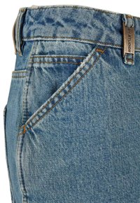 Blugi din denim albastru deschis cu o textură ușor uzată, având cusături portocalii, un nasture metalic și un detaliu de buzunar lateral.