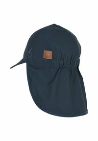 Marinblå vattentät keps med bred brätte och justerbar bakdel. Har en tanfärgad läderlogo. Slät textur, designad för utomhusbruk.
