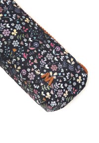 Custodia in tessuto nero con motivo floreale e fiori colorati. Presenta un logo in accento marrone e una superficie texture per una migliore presa. Apertura con cerniera.