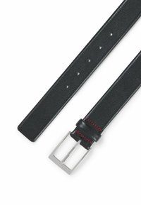 Zwarte leren riem met een gladde textuur, zilveren rechthoekige gesp en rode stiksels. Bevat gaten voor het aanpassen van de maat.