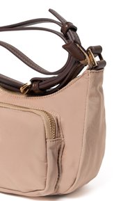 Beżowa torba na ramię z nylonu o fakturowanym wykończeniu, wyposażona w kieszeń na zamek błyskawiczny, brązowe skórzane akcenty i regulowany pasek.