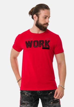 Rotes Baumwoll-T-Shirt mit kurzen Ärmeln, das mit dem auffälligen schwarzen Text "WORK HARD" versehen ist. Glatte Textur, runder Halsausschnitt, taillierte Passform.