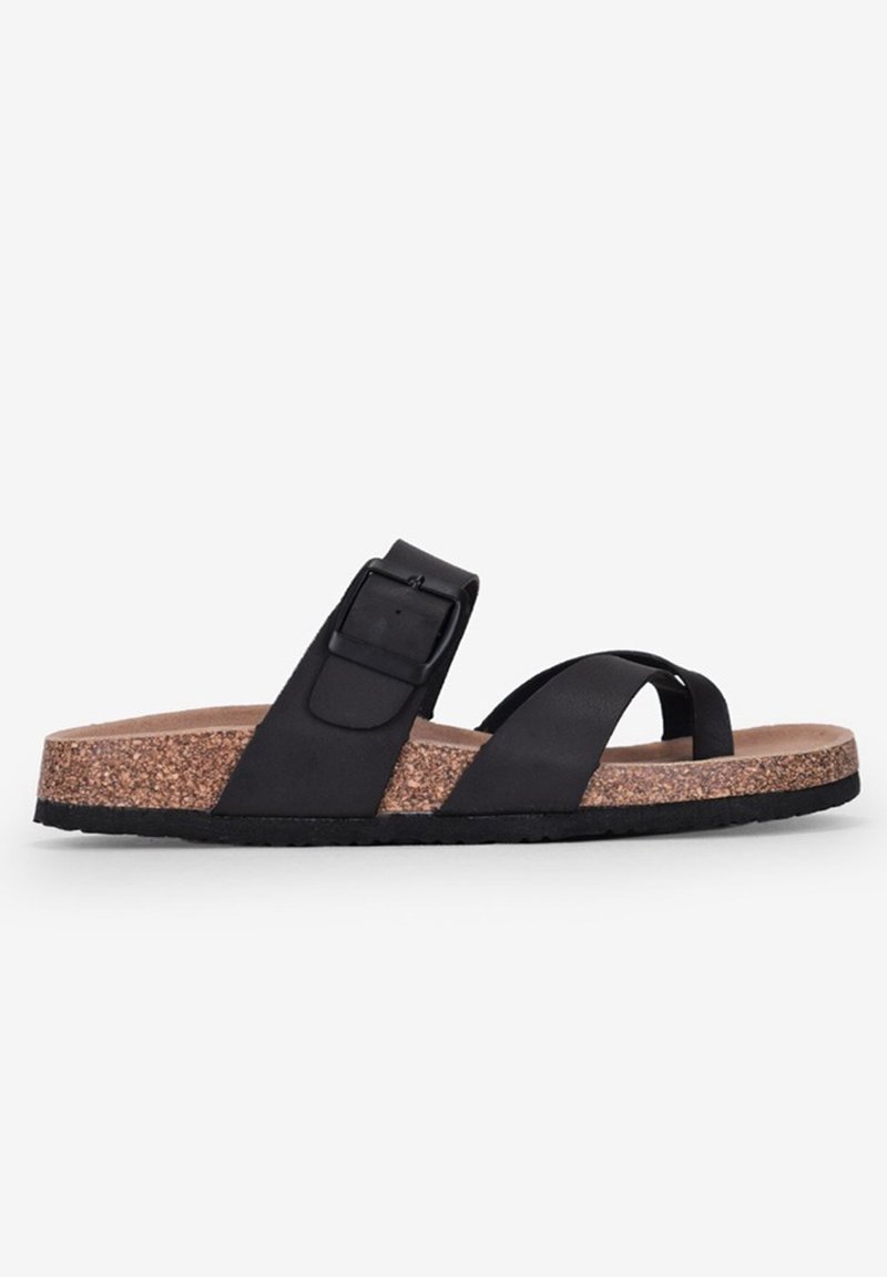 Sandalo nero con zeppa in sughero, caratterizzato da una fascia larga con fibbia e fasce incrociate per le dita. Design con suola piatta e fondo in gomma.