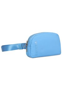 Svetlomodrá nylonová pásková taška s oblým tvarom, zipsovým uzáverom a nastaviteľným popruhom s embosovaným textom a striebornými kovovými detailmi.