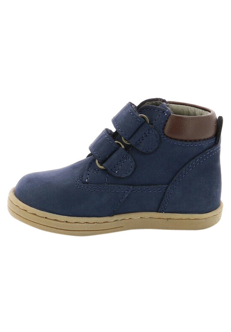 Bottines en daim bleu marine avec deux bandes Velcro, semelle en caoutchouc beige et accent en cuir marron au niveau du talon. Design à bout rond.