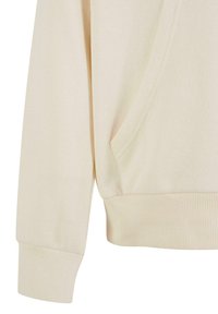 Beige hettegenser med myk tekstur, med en frontlomme, ribbestrikkede mansjetter og nederkant. Designet har en avslappet passform og minimalistiske detaljer.