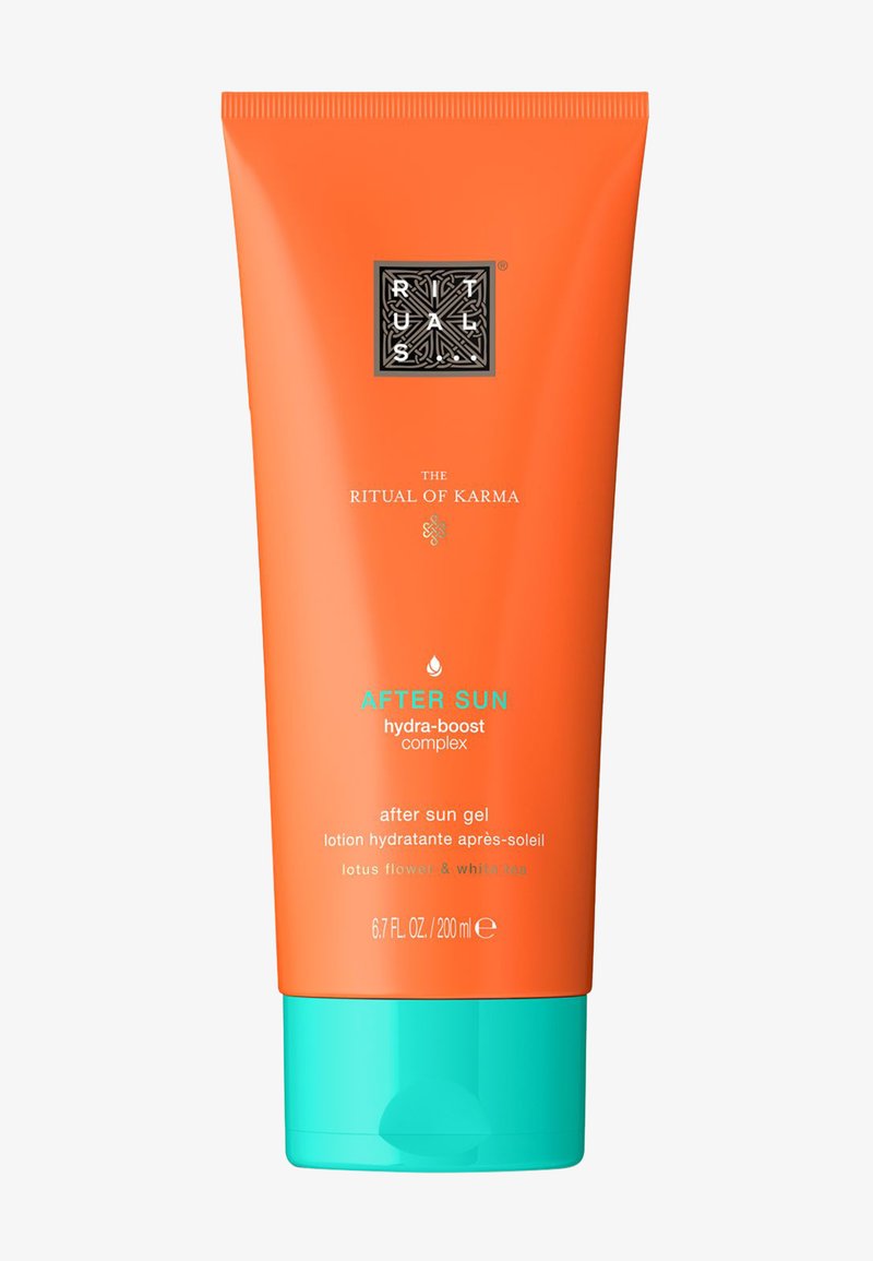 Tube orange de gel hydratant après-soleil Ritual of Karma avec un bouchon turquoise, contenant une fleur de lotus et du thé blanc, format 200 ml.