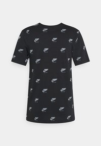 Camiseta negra con un patrón de logotipos blancos que cubre toda la prenda. Mangas cortas, escote redondo, fabricada en un tejido suave y ligero.