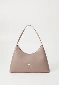 Borsa a spalla in pelle marrone, forma triangolare, texture liscia, chiusura con zip, accessori in oro, con un accento logo minimalista sulla parte anteriore.