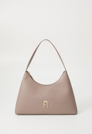 Hnedá kožená taška na rameno, trojuholníkový tvar, hladká textúra, zips na uzatvorenie, zlaté kovanie, s minimalistickým logom na prednej strane.