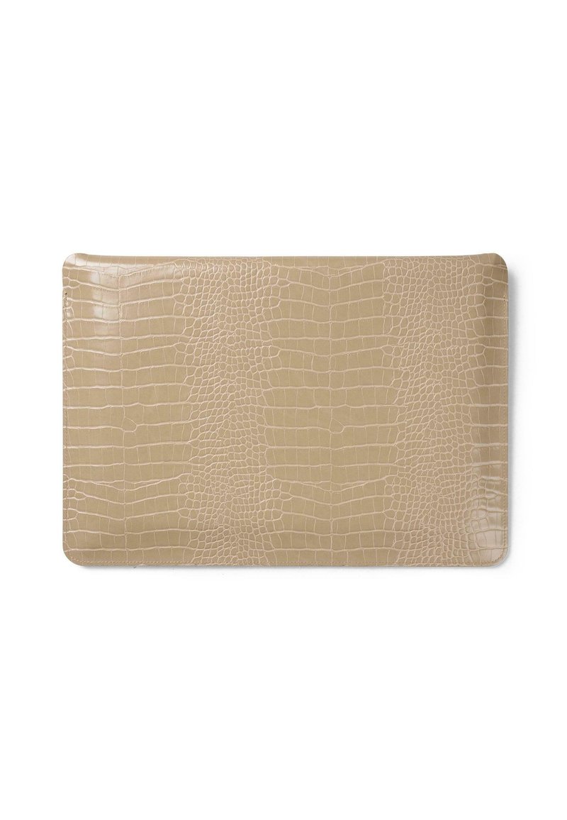 Beige clutch med krokodillestruktur, der har en glat overflade og afrundede kanter. Ingen synlig hardware eller yderligere detaljer.