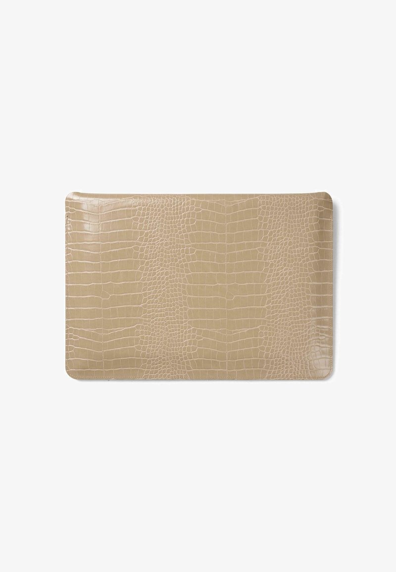 Beige clutch med krokodillestruktur, der har en glat overflade og afrundede kanter. Ingen synlig hardware eller yderligere detaljer.