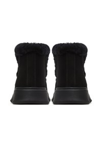 Botines de ante negro con un cuello de pelo negro, suela de goma con costillas verticales y acabado liso. Adecuados para usar en clima frío.