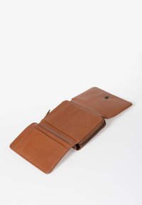 Bruine leren portemonnee met meerdere kaartsleuven, een ritsvak en een drukknoopsluiting. Kenmerkt zich door een gladde textuur en een minimalistisch ontwerp.