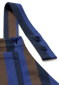 Tessuto a righe in blu, marrone e blu scuro, con una larga tracolla dotata di due bottoni blu e un dettaglio con tasca frontale. Superficie testurizzata.