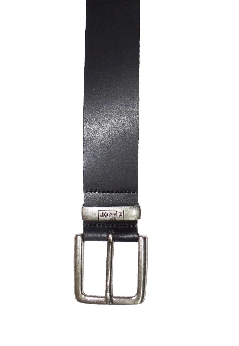 Cinturón de cuero negro con hebilla de metal plateada de forma rectangular y textura suave. Incluye detalles de costura a lo largo de los bordes.