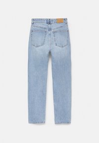 Jean en denim bleu clair avec deux poches arrière, passants pour ceinture et une pièce en cuir marron sur la ceinture, vu de dos.