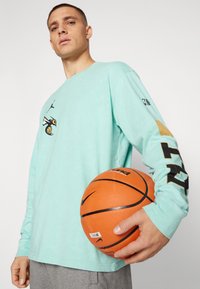 Nike Performance NBA CITY EDITION CHARLOTTE HORNETS LONGSLEEVE TEE - Klubu apģērbs - mint