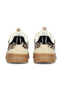 Sneaker con tomaia in suede beige, accenti in vernice nera e design a stampa leopardata; suole in gomma con motivo di battistrada testurizzato.
