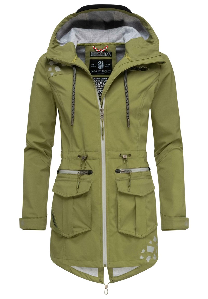Veste imperméable vert olive avec capuche, plusieurs poches avant, fermeture éclair et détail de design géométrique à l'ourlet. Dispose de cordons de serrage.
