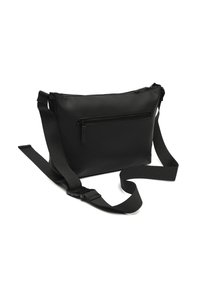 Crna crossbody torba s podesivim remenom i vanjskim zip-zatvaračem, prikazana na bijeloj pozadini.