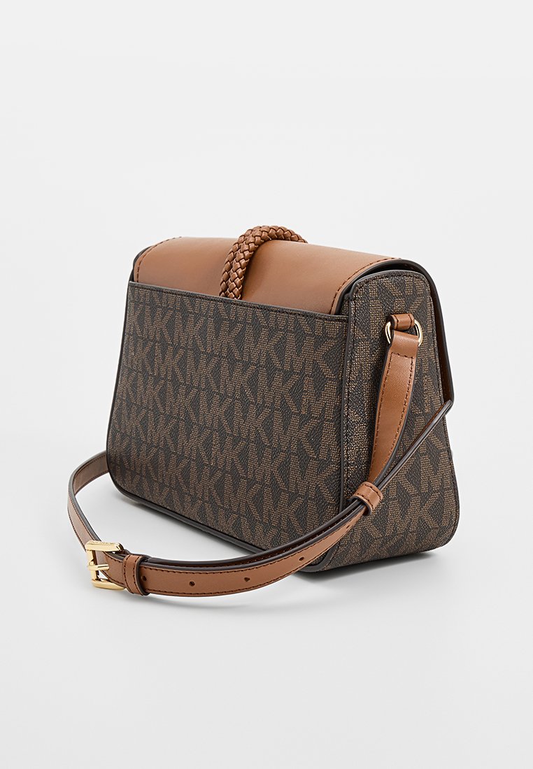 Braune Lederhandtasche mit einem dunklen Monogrammmuster, geflochtenem Griff und einem verstellbaren Schultergurt mit goldenen Hardware-Akzenten.