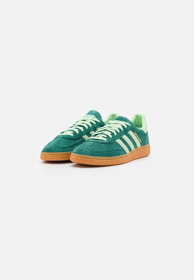 Sneaker in suede verde con accenti verde chiaro, dotate di tre strisce, colletto imbottito e suola in gomma.