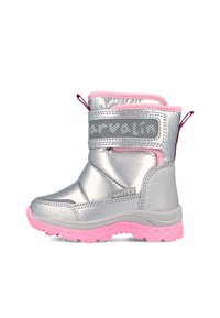 Bota de nieve aislante en plata con acentos en rosa, correas de tela, material sintético texturizado, suela con patrón y marca GRV TEX en el lateral.