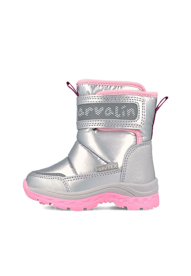 Bota de nieve aislante en plata con acentos en rosa, correas de tela, material sintético texturizado, suela con patrón y marca GRV TEX en el lateral.