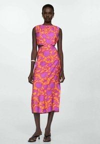 Florale midi-jurk in een levendig oranje en paars, met een ronde halslijn, kapmouwen en een uitsnede in het middel voor een getailleerde silhoët.