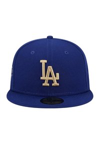 Blaue Mütze mit flachem Schirm, bestickt mit dem "LA"-Logo in Gold. Hergestellt aus Stoff mit glatter Textur. Verstellbarer Riemen an der Rückseite.