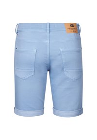 Shorts de mezclilla azul claro con dobladillo enrollado, que cuentan con dos bolsillos traseros y una etiqueta de cuero marrón en la cintura. Material de algodón.