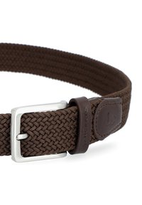 Spleciony brązowy pasek z metalową klamrą w kolorze srebrnym, z skórzanymi akcentami i naszywką z logo. Teksturowana powierzchnia z elastycznym designem.