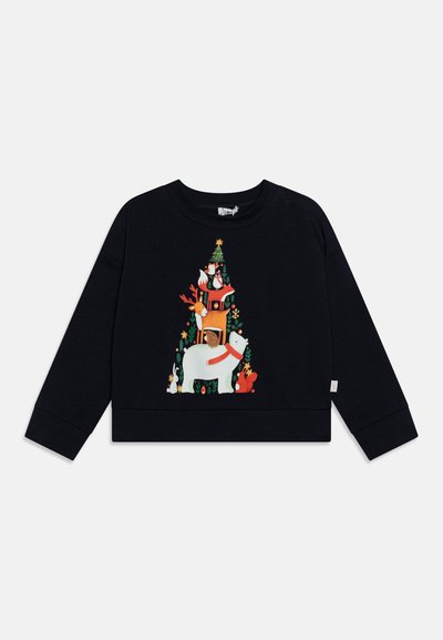 Sudadera cropped negra con un diseño colorido de un oso polar, un zorro y un árbol con acentos navideños en verde, rojo y amarillo.