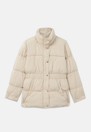 Casaco acolchoado bege com gola alta, fecho de botão de pressão, cintura elástica e dois bolsos laterais. Textura suave com design matelassé.