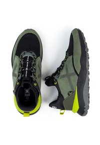 Zapatillas de senderismo verdes y negras que presentan materiales de ante y malla, patrones texturizados, ojales reforzados y brillantes acentos en verde lima.